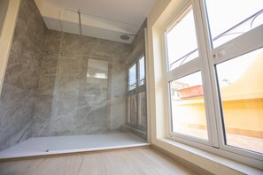 Suite, Terrasse, Stadtblick | Badezimmer | Dusche, kostenlose Toilettenartikel, Haartrockner, Hausschuhe