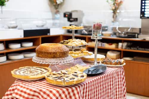 Café da manhã com buffet grátis todos os dias
