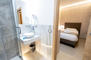 标准单人房, 城市景观 | 浴室 | 淋浴设施、免费洗浴用品、吹风机、拖鞋