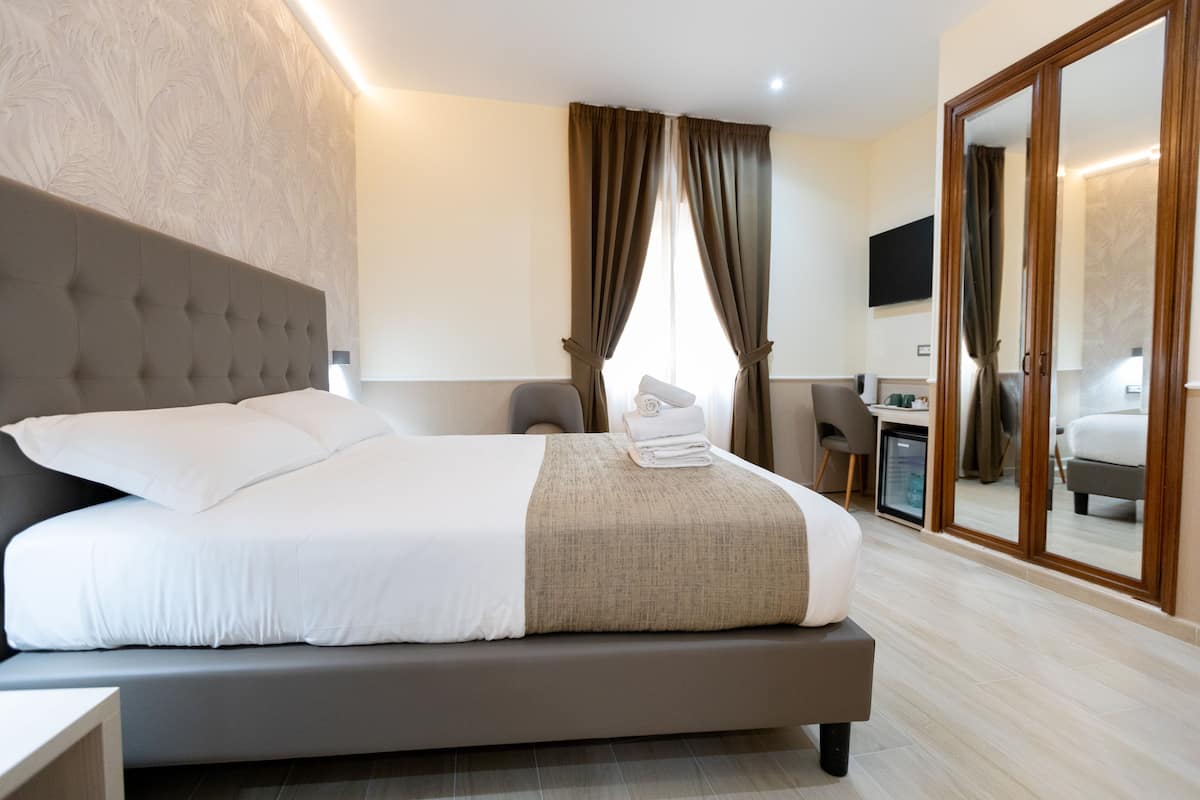 Standard-Einzelzimmer, Stadtblick | Minibar, Zimmersafe, individuell eingerichtet, Schreibtisch