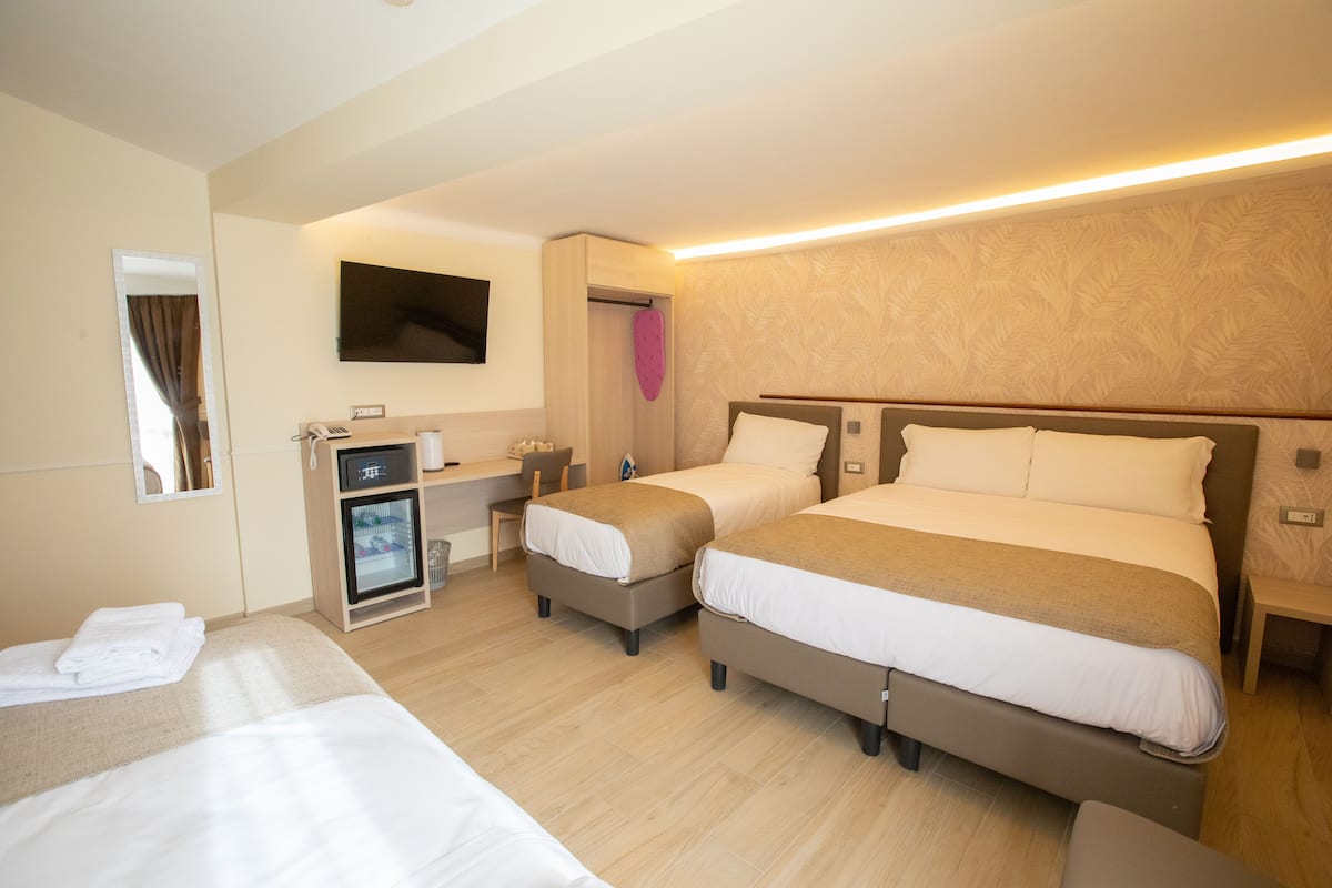 Economy-Vierbettzimmer, 2 Bäder | Minibar, Zimmersafe, individuell eingerichtet, Schreibtisch