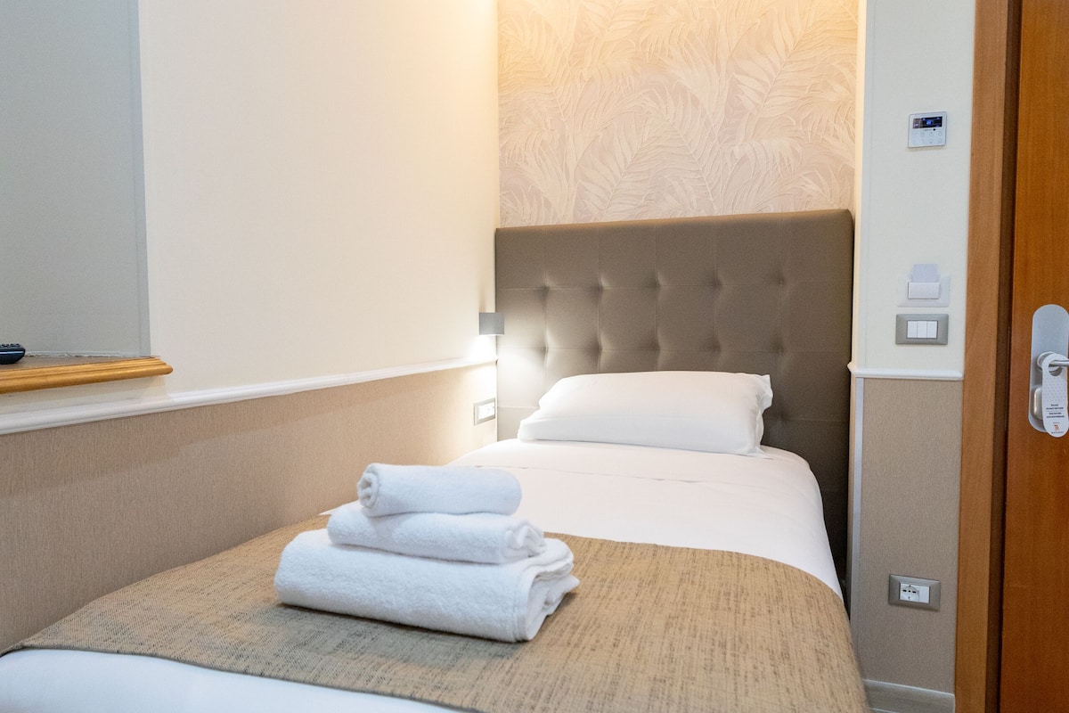 Deluxe-Einzelzimmer, Balkon, Stadtblick | Minibar, Zimmersafe, individuell eingerichtet, Schreibtisch