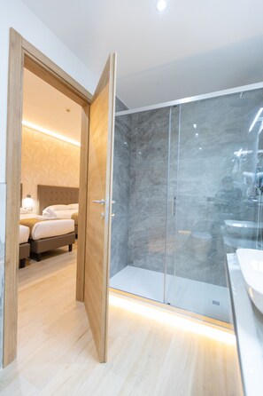 Chambre Quadruple Économique, 2 salles de bains | Salle de bain
