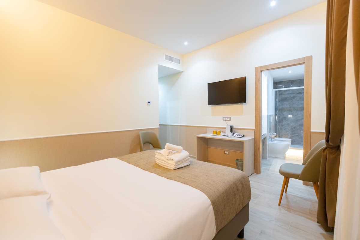 Basic-Doppel- oder -Zweibettzimmer | Minibar, Zimmersafe, individuell eingerichtet, Schreibtisch