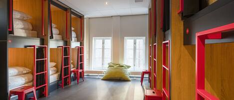 Dormitori compartit estàndard, dormitori mixt, no fumadors, bany compartit | Caixa forta a l'habitació, cortines opaques i wifi gratuïta