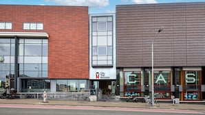 Een gebouw met een bordje voor 'City Trip Hostels' en een ander voor 'Flamingo Casino'.