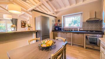 Frigorifero, microonde, forno, piano cottura