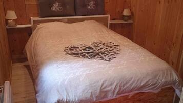 2 bedrooms, travel cot, WiFi, bed sheets