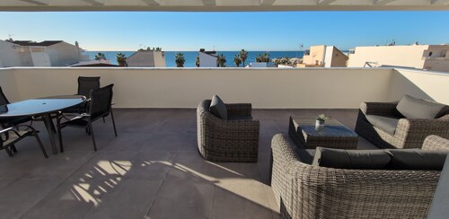 Penthouse El Carmelo New, Modernly Furnished with Huge Terrace < 50m from Beach