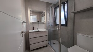 Dusche, Haartrockner, Handtücher, Toilettenpapier