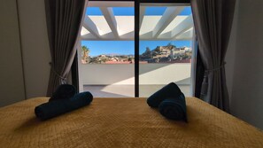 2 habitaciones, tabla de planchar con plancha y cuna de viaje 