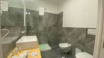 Deluxe Room | Bathroom | Shower, free toiletries, hair dryer, bidet