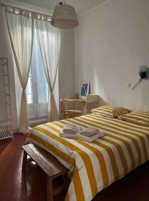 2 chambres, fer et planche à repasser, Wi-Fi gratuit, draps fournis