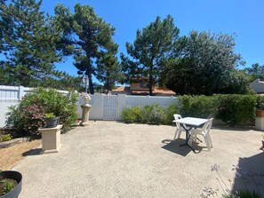 Outdoor dining - Le Phare House, private garden, near the beach (La Tranche-sur-Mer)