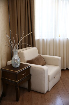 Suite – junior | Sengetøy av topp kvalitet, minibar, safe på rommet og skrivebord