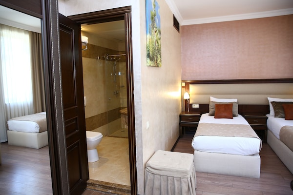 Kamar Double atau Twin Standar | Seprai premium, minibar, brankas, dan meja kerja