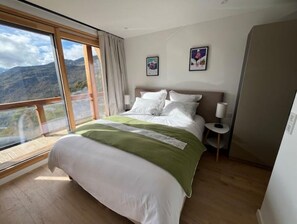 4 bedrooms, iron/ironing board, free WiFi, bed sheets