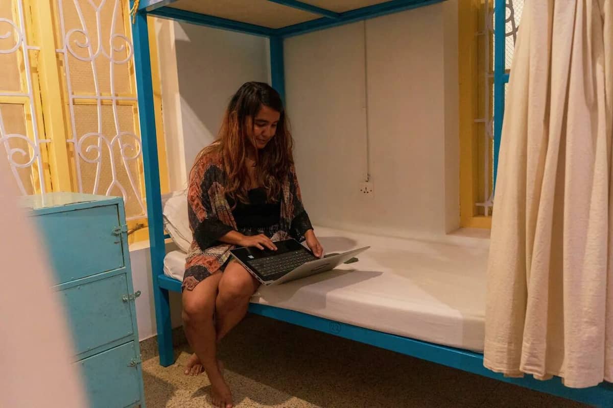 4 - Bed AC Female Shared Dormitory, Women only | ผ้าปูที่นอน