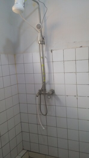 Chambre de base double | Salle de bain | Douche, douche cascade, articles de toilette (gratuits), pantoufles