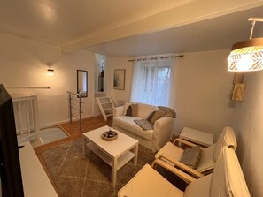 Smart TV, books - Aéroport CDG Bourget Expo Astérix Paris Disney (Gonesse)