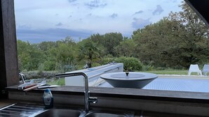 A kitchen with a sink, a stove, and a view of the outdoors. - Dordogne, Maison Avec Grande Piscine, 5 Chambres, 11 Couchages + 2 Lits Bébé (Agonac)
