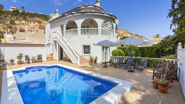 A swimming pool with a white building in the background. - CH Villa Golf Park La Marquesa Golf (Ciudad Quesada) (Ciudad Quesada)