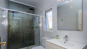A modern bathroom with a glass-enclosed shower, a white sink, and a mirror. - CH Villa Golf Park La Marquesa Golf (Ciudad Quesada) (Ciudad Quesada)
