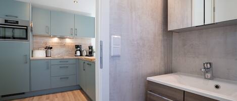 Kühlschrank, Mikrowelle, Ofen, Herdplatte