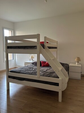 1 chambre, fer et planche à repasser