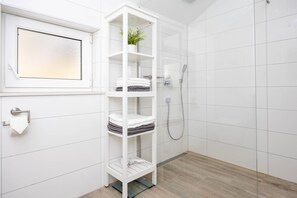 Shower, hair dryer, towels, soap - Villa Lea mit Wunderschönem Meerblick und Swimmingpool (Stanici)