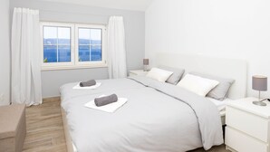 3 slaapkamers, een strijkplank/strijkijzer, wifi, beddengoed
