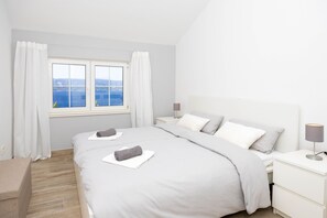 3 habitaciones, tabla de planchar con plancha, wifi y ropa de cama 
