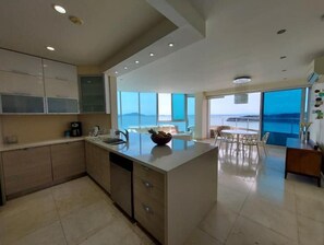 ثلاجة، ميكروويف، فرن، موقد طهي مسطح