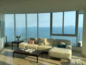 Smart TV, futbolito, tenis de mesa y libros 