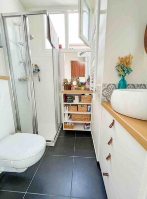 Handtücher, Seife, Shampoo, Toilettenpapier