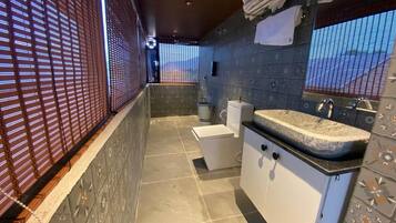 Chuveiro, toalhas de banho, sabonete, shampoo