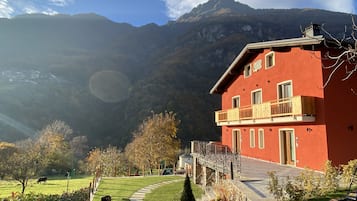 Pintu masuk properti