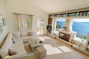 Een televisie, een open haard en een dvd-speler