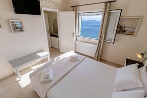 3 bedrooms, in-room safe, iron/ironing board, travel cot