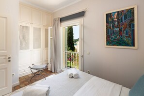 3 bedrooms, in-room safe, iron/ironing board, travel cot