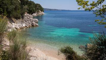 Una spiaggia nelle vicinanze