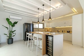 Geladeira, micro-ondas, fogão, lava-louças