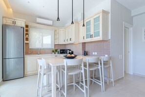 Refrigerador, microondas, horno y lavavajillas 