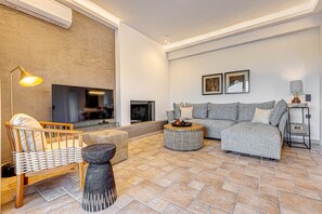 TV, fireplace, ping pong