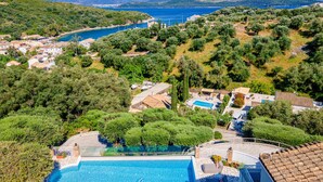 Ein Küstenort mit Pool, terrassenförmigen Dächern und Meerblick.