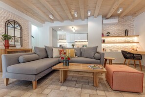 Fernseher, Kamin, Tischtennisplatte