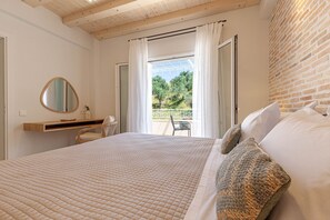 4 makuuhuonetta, tallelokero huoneessa, silitysrauta/-lauta