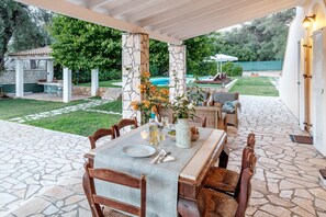 Outdoor dining - Villa Sun Sole (Karniaris)