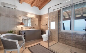 Dusj, hårføner og håndklær