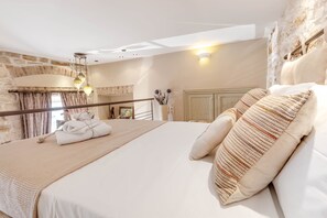 Safe på rommet, strykejern/-brett og reiseseng for barn